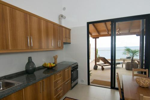 圣克鲁斯-德拉帕尔马Residencial LaMar的一间带木制橱柜的厨房,享有海景