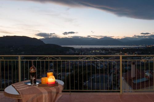 纳夫普利翁宜奥特艾酒店的阳台顶部一张带蜡烛的桌子