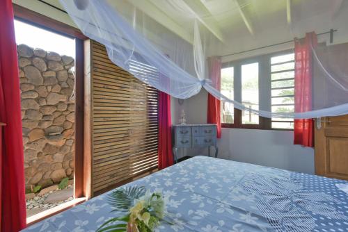 TaravaoOmati Lodge的一间卧室设有一张床和一个大窗户
