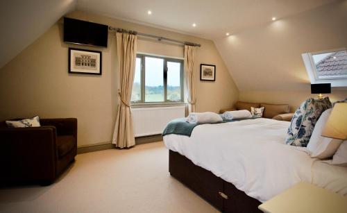 奥尔顿Blacknest Golf and Country Club的一间卧室设有一张大床和一个窗户。