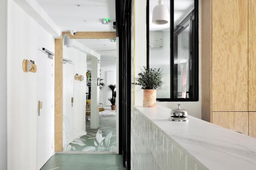 巴黎科兰库尔蒙马特嘻哈旅舍的厨房配有带玻璃窗的柜台