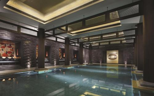 杭州杭州西子湖四季酒店的一座砖墙建筑中的游泳池