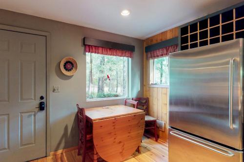 Pine GlenGet Away From It All的带冰箱和桌子的厨房