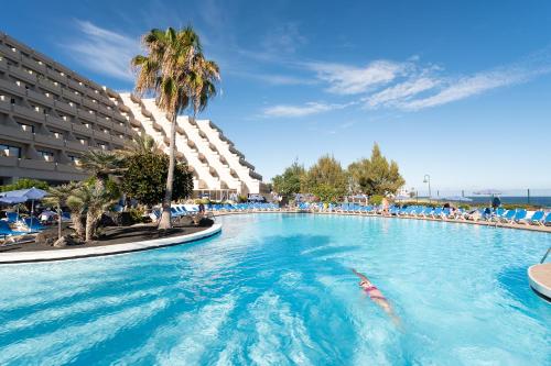 科斯塔特吉塞特贵司普拉亚大酒店的一个大型游泳池,里面有人