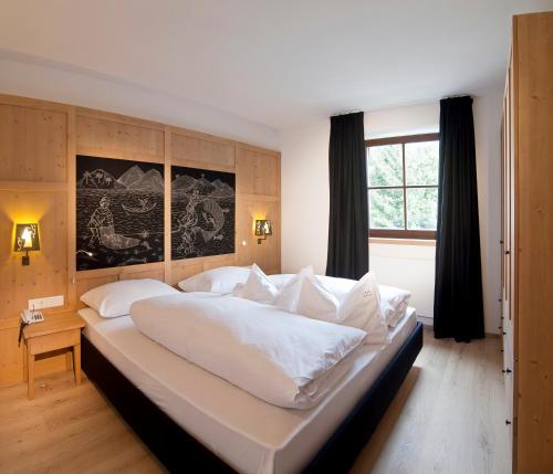 圣坎迪朵锡赛福特住宅酒店的卧室内的一张大白色床,带有窗户