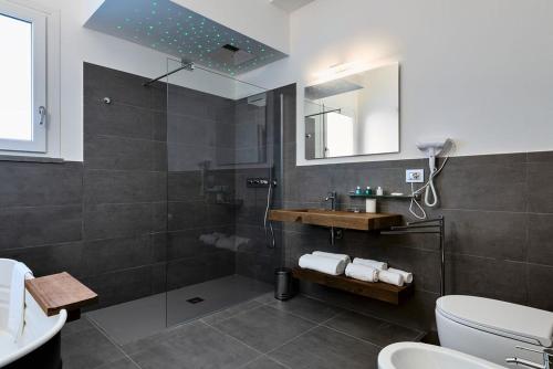 福洛尼卡nautilus b&b suite design的带淋浴、卫生间和盥洗盆的浴室