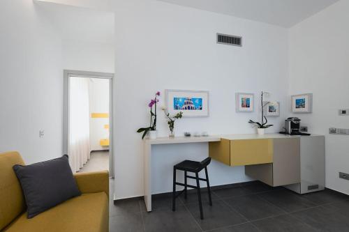 福洛尼卡nautilus b&b suite design的客厅配有桌子和椅子