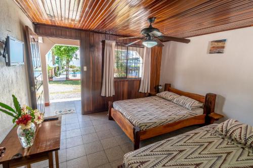 卡维塔Cabinas Arrecife的一间卧室配有两张床和吊扇