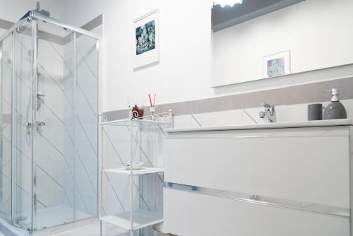 福尔米亚Home 41°的白色浴室设有玻璃淋浴间