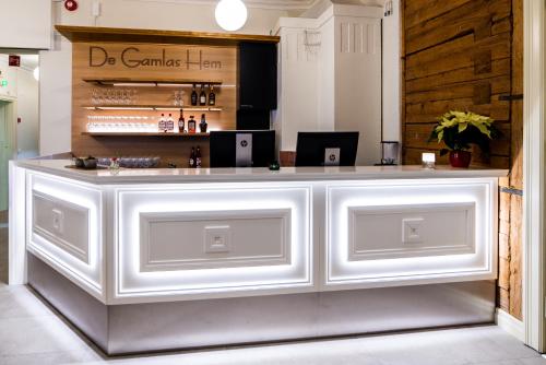奥卢De Gamlas Hem Hotel & Restaurant的一间有柜台的房间的白色酒吧