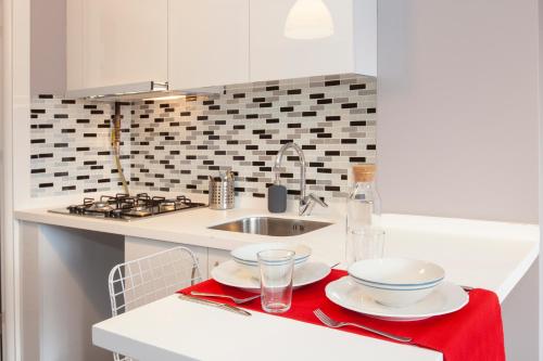 伊斯坦布尔Nisantasi Residence的厨房配有水槽和2盘台面