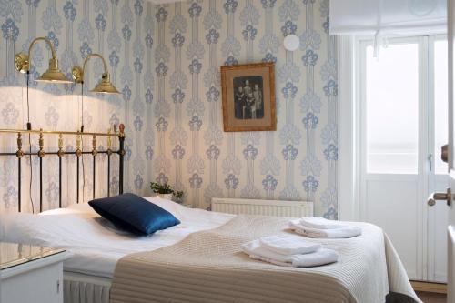 吕瑟希尔Strandvillan Hotell och Bed & Breakfast的一间卧室配有带毛巾的床