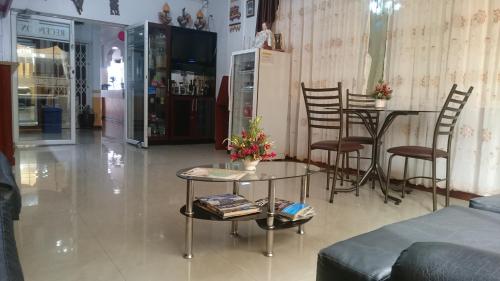 基多Hotel Villamar的客厅配有沙发和桌椅