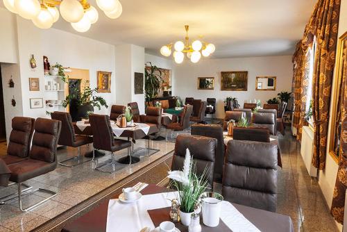兰施图尔阿瓦隆酒店的一间在房间内配有桌椅的餐厅