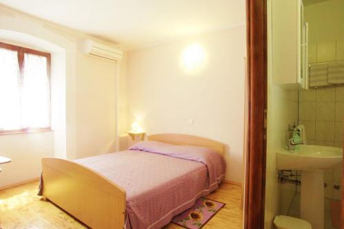 格罗日年萨拉旅馆的一间带床和水槽的小卧室