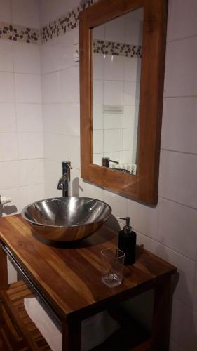 迪南Le Poisson Ivre的木台上带碗水槽的浴室