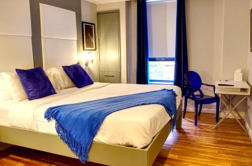 纽约The Ridge的一间卧室配有一张带蓝色毯子的床
