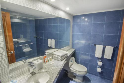 圣安德烈斯GHL日升酒店的蓝色瓷砖浴室设有卫生间和水槽