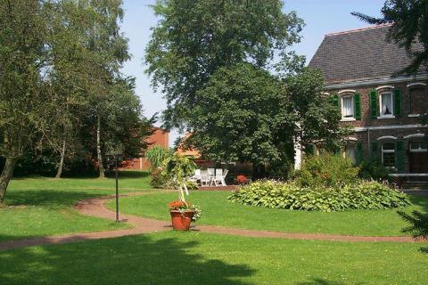 厄尔德格雷斯霍夫迈耶乡村酒店的草上种着盆栽的院子