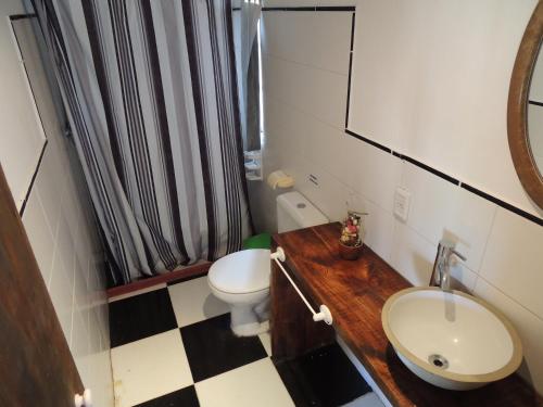 德尔迪阿布罗角Cabañas Pietragalla的一间带水槽、卫生间和镜子的浴室