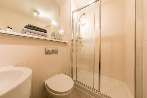 珀斯THE BROCH, Ground Floor City Centre Apartment, sleeps 6的带淋浴、卫生间和盥洗盆的浴室