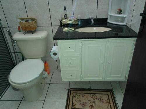 塞拉内格拉Condomínio Vila Paradiso的浴室配有白色卫生间和盥洗盆。