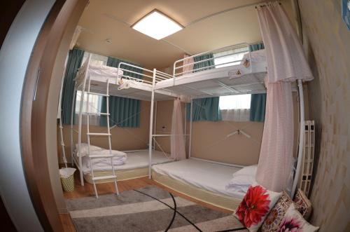 福冈福冈吉卡旅馆的一间设有三张双层床的客房