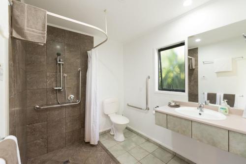 凯里凯里考瑞公园汽车旅馆的带淋浴、卫生间和盥洗盆的浴室