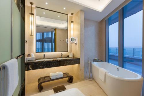 重庆重庆悦来温德姆酒店的一间带浴缸和大镜子的浴室