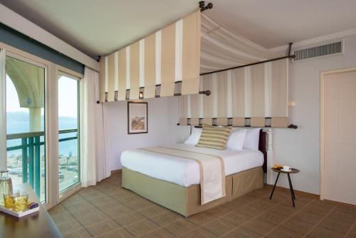 Herods Boutique Eilat a Premium collection by Fattal Hotels客房内的一张或多张床位