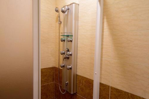 中坜鸿福优雅商旅的浴室内带银质装置的淋浴间