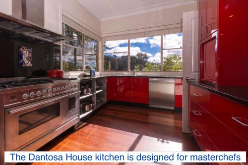 肯图巴Dantosa Blue Mountains Retreat的厨房配有不锈钢用具和红色橱柜