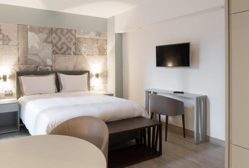 卢森堡The Residence Gare的配有一张床和一张书桌的酒店客房