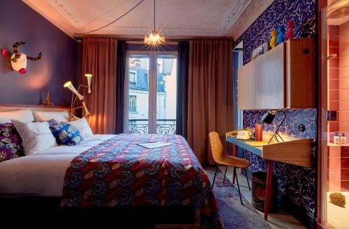 巴黎25hours Hotel Terminus Nord的一间卧室配有一张床和一张书桌