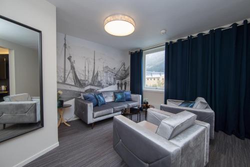 GlomfjordSvartisen Apartments的带沙发和大窗户的客厅