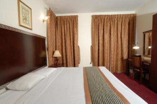 迪拜皇家广场公寓酒店的一间位于酒店客房内的带大床的卧室