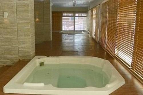 里约热内卢Barra da Tijuca Resort Bora Bora的客房内的白色大浴缸
