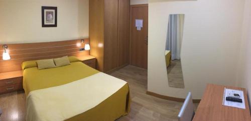 阿维拉多纳胡安娜旅舍的酒店客房,配有床和镜子