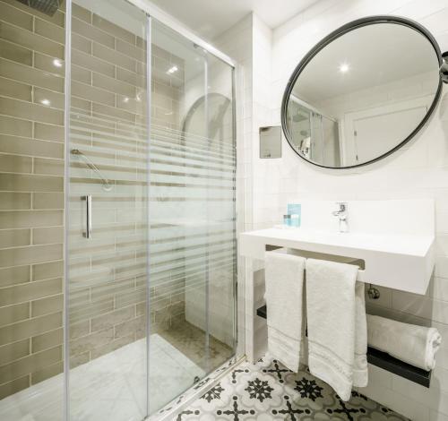 毕尔巴鄂毕尔巴鄂伊鲁宁酒店的带淋浴、盥洗盆和镜子的浴室