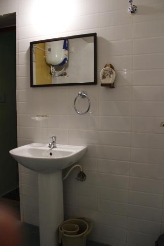 马迪凯里Cornwall Coorg的一间带水槽和镜子的浴室