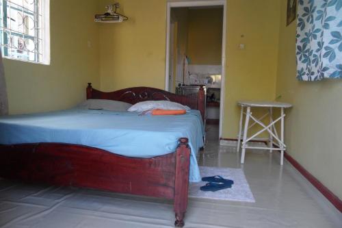 蒙巴萨Private Guest Wing的一间卧室,卧室内配有一张木床