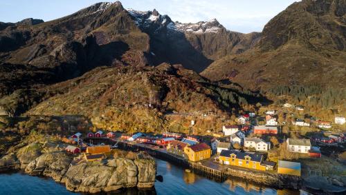 NussfjordNusfjord Arctic Resort的享有山区小镇的空中景色