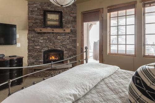 大天山村Big View Luxury Suite的一间卧室设有壁炉、一张床和一个壁炉