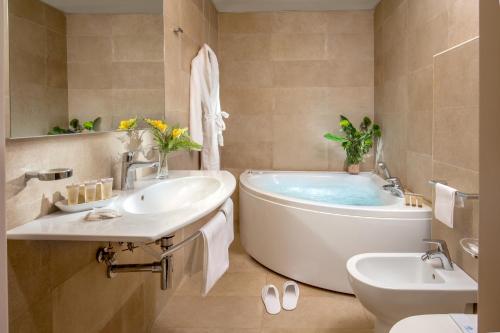 罗马Grand Hotel Fleming by OMNIA hotels的带浴缸、卫生间和盥洗盆的浴室