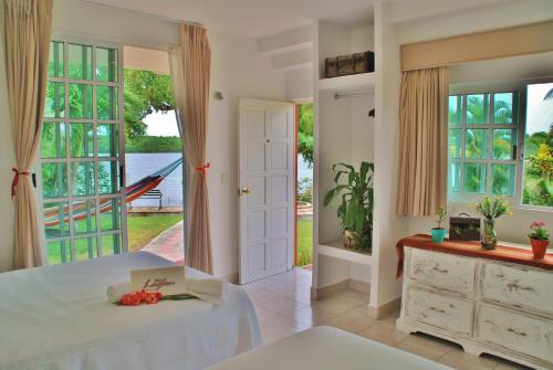 切图马尔Hotel Lagoon - Pet Friendly的一间卧室设有一张床,一扇门通往庭院