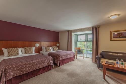 奥马银桦酒店的酒店客房设有两张床和窗户。