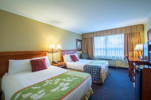 朴茨茅斯安克雷奇套房酒店的酒店客房配有两张床和一张书桌