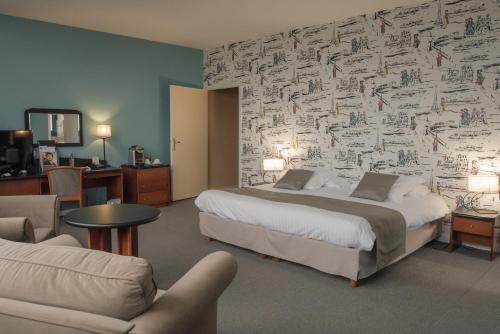 蒙特勒伊贝斯特韦斯特厄尔米塔奇酒店的酒店客房,配有床、沙发和椅子