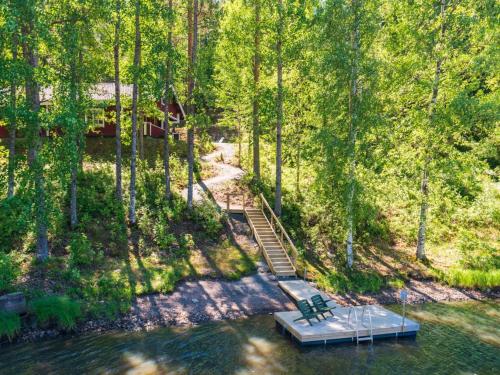 HirsjärviHoliday Home Satakieli by Interhome的湖中码头的顶部景观