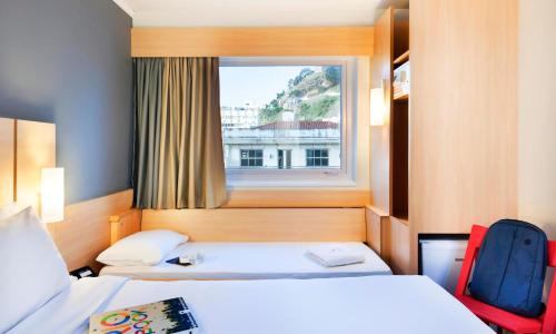 里约热内卢科帕卡巴纳珀斯图5号宜必思酒店的酒店客房设有两张床和窗户。